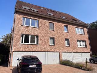 <p><span>JOURNÉE PORTES OUVERTES : samedi 29 août, de 11 h à 12 h. Cet appartement spacieux de 2 chambres, prêt à emménager, d'une surface habitable de pas moins de 117 m², peut être visité sans engagement le samedi 29 août entre 11 h 00 et 12 h 00. Vous êtes les bienvenus ! L'appartement bénéficie d'une situation extrêmement centrale, tout en étant situé dans un cadre calme et verdoyant, à deux pas du centre de Louvain. De plus, vous profiterez ici de la proximité de la magnifique abbaye de Park, où il fait bon se détendre. Cet appartement économe en énergie est situé au rez-de-chaussée d’un immeuble bien entretenu et à taille humaine. Il comprend un hall d’entrée spacieux avec des toilettes pour invités, d’un vaste salon et d’une salle à manger lumineux, d’une cuisine ouverte entièrement équipée, d’une terrasse avec un grand jardin, d’une salle de bains avec baignoire et de deux chambres à coucher spacieuses. De plus, l’appartement dispose d’un garage intégré avec un débarras attenant, où des branchements sont également prévus pour une machine à laver et/ou un sèche-linge. Une deuxième place de parking extérieure est également prévue. Un atout supplémentaire : aucun frais supplémentaire n’est facturé pour les parties communes. L'emplacement est particulièrement intéressant : le centre de Louvain et la gare sont tous deux accessibles en environ 10 minutes à vélo, tout en vous permettant de profiter du calme et de la verdure des environs. L'appartement est disponible à partir du 1er octobre 2026 et est loué pour une période de 3 ans. Un logement spacieux, économe en énergie et prêt à emménager, avec jardin, garage et deux places de parking, bénéficiant d'un emplacement exceptionnel près de Louvain. Une véritable aubaine pour les personnes qui savent saisir leur chance !</span></p><p><span> </span></p>