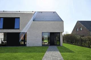 2 van de 3 LOTEN ZIJN REEDS VERKOCHT, NOG 1 HALFOPEN BEBOUWING TE KOOP.Exclusieve halfopen energiezuinige nieuwbouwwoning in afwerkingsfase. EPB AIn...