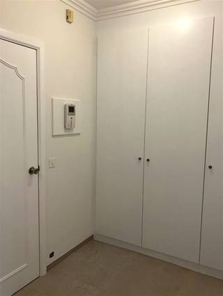 Dit totaal gerenoveerd appartement op een topligging werd ingericht met het oog op comfort en energiezuinig wonen. De moderne keuken en...