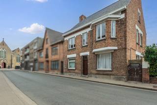 Zeer ruime statige woning met uitzonderlijk renovatiepotentieel!Bent u op zoek naar een karaktervolle woning die u volledig naar eigen smaak kan...