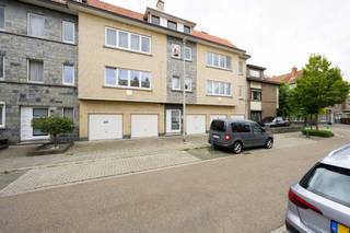 INDIEN U EEN BEZOEK WENST IN TE PLANNEN GELIEVE EEN BEZOEK AAN TE VRAGEN VIA WWW.HILLEWAERE.BE VIA DE RODE KNOP<br /><br />Lichtrijk appartement van 80m2 met 1 grote slaapkamer en 1 kinderkamer/bureel.<br />Ruime en lichte leefruimte met aansluitende keuken en badkamer.<br />In de badkamer is er een douche, wasmeubel en toilet voorzien.<br />Er is ook nog een aangenaam balkon met dito zicht.<br />Private kelderberging aanwezig.<br />Het appartement is rustig en zeer centraal gelegen.<br />45EUR maandelijkse gemeenschapslasten door huurder te voorzien bovenop de huurprijs <br /><br />Buitengewone kenmerken;<br />-heel goede en rustige ligging tov. centrum<br />-grondige opfrissing in 2023