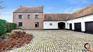 Karaktervolle herenhoeve op en met grond (ca. 34 A 87 CA) en aanhorigheden in een rustige landelijke omgeving te Engsbergen.De INDELING is als...