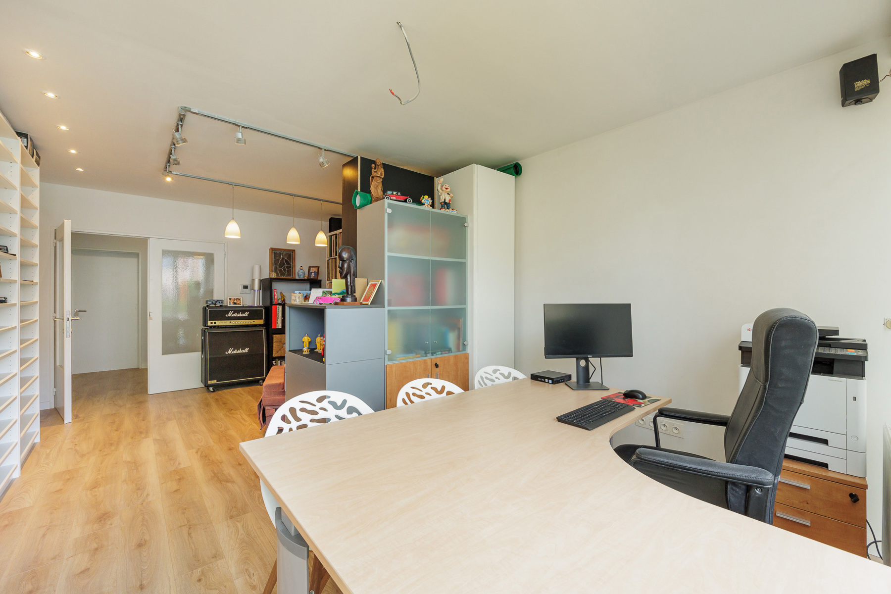 INSTAPKLAAR GELIJKVLOERS 2 SLAAPKAMER APPARTMENT + GARAGE - foto 4