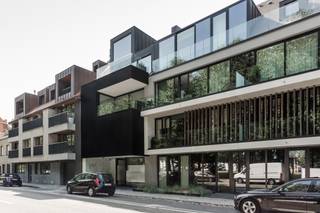Situé sur la Knokkestraat réaménagée, ce bâtiment unique offre de belles vues dégagées sur la verdure environnante.Construite en 2017, la résidence...