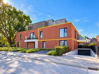 Dit <strong>RUIME EN ENERGIEZUINIGE APPARTEMENT</strong> uit <strong>2023 </strong>bevindt zich in de KLEINSCHALIGE RESIDENTIE ARCADIA in Eine. Met slechts zeven appartementen geniet u hier van een aangename combinatie van <strong>RUST, PRIVACY EN HEDENDAAGS WOONCOMFORT</strong>.<br /><br />Met een woonoppervlakte van ca. 104 M² biedt het appartement een bijzonder aangenaam ruimtegevoel. De <strong>LICHTRIJKE LEEFRUIMTE </strong>sluit mooi aan op de kwalitatief ingerichte keuken.<br /><br />Verder zijn er een inkomhal, een praktische berging/wasplaats, <strong>2 VOLWAARDIGE SLAAPKAMERS</strong>, een ingerichte badkamer en een afzonderlijke toilet.<br /><br />De <strong>HOOGWAARDIGE AFWERKING EN KWALITATIEVE MATERIALEN</strong> zijn doorheen het appartement duidelijk aanwezig. Ook energetisch is deze eigendom helemaal klaar voor de toekomst, met EPB-LABEL A, VLOERVERWARMING, EEN THERMISCHE WARMTEPOMP MET AIRCOFUNCTIE en 4 ZONNEPANELEN.<br />Buiten geniet u van een aangenaam <strong>RUIM EN ZONNIG TERRAS</strong>. Een <strong>PRIVATIEVE GARAGEBOX EN FIETSENBERGING,</strong> beide inbegrepen in de prijs, zorgen voor extra praktisch comfort.<br /><br />Het <strong>CENTRUM VAN EINE </strong>bevindt zich vlakbij, terwijl de nabijheid van de N60 voor een uitstekende bereikbaarheid zorgt.<br />Een <strong>RUIM, HOOGWAARDIG AFGEWERKT EN ENERGIEZUINIG APPARTEMENT</strong> dat hedendaags wooncomfort, ruimte en een gunstige ligging mooi combineert.<br /><br />Adres: Nestor de Tièrestraat 54 Bus 202 te Oudenaarde<br /><br />EPC: 2 kWh/m²; G-score en P-score A; Bestuursmaatregelen in het maatregelenregister: Neen; Beschikbaarheid: Na verlijden van akte