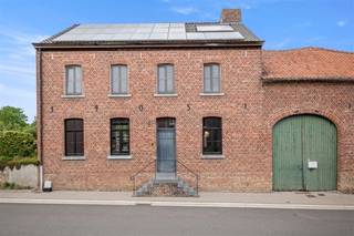 Aan de rustige Jesserenstraat 89 in Tongeren ontdekken we deze karaktervolle open bebouwing op een perceel van 8a80ca, met een...