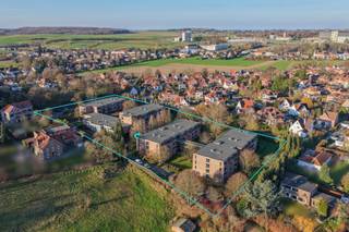 Gerenoveerde en instapklare serviceflat te koop in residentie Populierenhof te Heverlee. Gelegen op een rustige, groene locatie met...