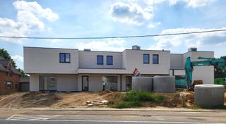 REEDS 65 % VERKOCHT!! Woning 3 is een gesloten bebouwing bestaande uit: een inkomhal met apart toilet en handwasbakje. Ruime leefruimte van 77m² met parket en ingerichte open keuken (handelswaarde 15.000€ excl btw). Woning met veel lichtinval en zonnige tuin. Aluminium ramen met super isolerende beglazing. Ruime berging v 14m² beneden en een kleine berging boven. Op de verdieping zijn er 3 slaapkamers; 25m² met mog. dressing en badkamer, 14m² en 14m². Ingerichte badkamer van 10m² (handelswaarde 5.000€ excl btw). Apart toilet boven. Aangelegd terras van 19m² met keramische tegels. Ventilatie D. Voor meer informatie bel 0488.85.81.84