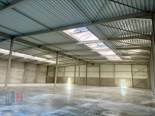 Nieuwbouw KMO-unit van 1.400 m² te huur.De casco KMO-unit heeft een vrije hoogte van +/- 6 m en is opgebouwd uit een staalconstructie in combinatie...