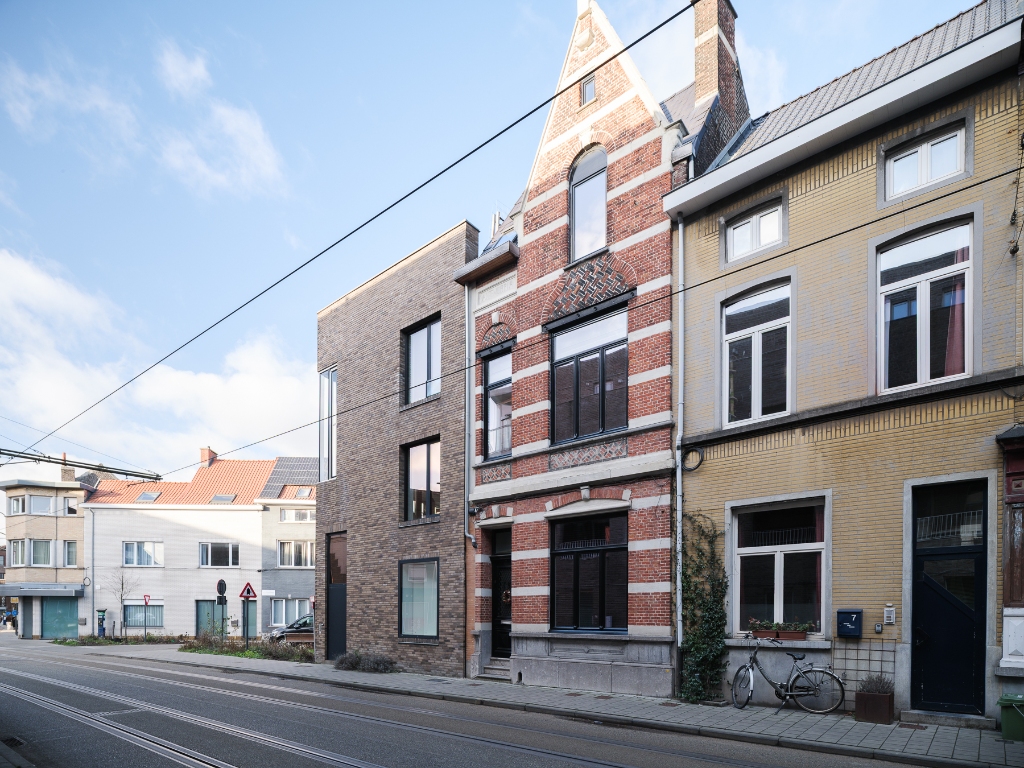 Karaktervolle gezinswoning met vier slaapkamers, twee badkamers en een mooi ingerichte buitenruimte - foto 2