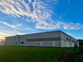 Samengesteld uit twee productiehallen van 933 m² en 1.000 m², met een vrije hoogte onder dak van ca. 5,50 m. Vlotte toegang via twee...