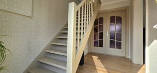 Voor een afspraak bel Kim 0473 72 33 62.<br /><br />Deze zeer verzorgde en gezellige woning met 3 slaapkamers en met een terras van 23 m² ligt aan de rand van Lummen centrum.<br />Op wandelafstand ben je in het centrum van Lummen met zijn winkels, horeca, supermarkten, apothekers, dokters, cashpoint, optieker, kleuter -lagere -en middelbare school, kinderopvang,het bussenknooppunt en alles wat het leven aangenaam en gemakkelijk maakt.<br /><br />Op 2 minuutjes wandelen ben je aan de sportfaciliteiten waar je kan zwemmen, padellen, tennissen, joggen op de Finse piste, de voetbalvelden, meerdere zaalsporten in de sporthal " De Vijfsprong, en een speeltuin waar de kleintjes veilig kunnen spelen in de speeltuin.<br /><br />Ook de op -en afritten E313/E314 bereik je in amper 2 minutetn rijden.<br /><br />INDELING:<br />Gelijkvloers:<br />je komt binnen in de prachtige inkomhal langs waar je naar de gezellige leefruimte wandelt en via de glazen deur kom je in de eetplaats die grenst aan de ruime keuken.<br />Via de eetplaats en de ruime keuken heb je nog een extra zitplaats en de badkamer met douche.<br />De woning heeft een inpandige garage.<br />Onder de woning is een droge kelder van 18m².<br />Eerste verdieping:<br />De 3 slaapkamers grenzen aan de nachthal.<br /><br />De attesten zijn terug te vinden op onze website www.immobennysimons.be <br /><br />Verwarming : aardgas<br />EPC : label E<br /><br /> 