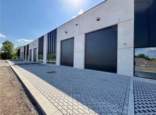 <b><span> - Gebouw A : 13 units vanaf 127m² tot 2.000m²<br />- Gebouw B : 430m2 opslag in combinatie met 330m2 kantoren/labo uitbreidbaar tot 700m2) <br />- Gebouw C : BTS - 2.176m2 opslag in combinatie met 266m2 kantoren/labo (uitbreidbaar tot +/- 1.000m2) <br />- Gebouw D : 9 units (vanaf 227m2 tot 2.000m2)<span><br /><br /><br />Flexibele combinatie van showroom &amp; magazijn</span></span></b><br />
<p><span>De showrooms kunnen uitsluitend gehuurd worden in combinatie met één of meerdere magazijnruimtes.<br /></span></p>
<p>Elke unit beschikt standaard over 2 parkeerplaatsen. Extra parkeerplaatsen kunnen indien gewenst worden gehuurd aan de achterzijde van het terrein.</p>
<p><span><br /><br /></span></p>
<ul>
<li>Elke unit is uitgerust met een eigen elektriciteitsmeter (vermogen 40A).</li>
<li>Aansluitingen voor water zijn voorzien.</li>
<li>Er is geen gas aanwezig en verwarming wordt niet voorzien.</li>
<li>Alle units zijn<strong> </strong>onmiddellijk beschikbaar voor verhuur</li>
<li>Mogelijkheid om mezzanine in te bouwen</li>
<li>Zichtlocatie</li>
</ul>
<span>Duurzaamheid</span> : <br /><br />• Mogelijkheid tot plaatsen van zonnepanelen<br />• Regenwaterrecuperatie voorzien voor elke unit<br />• LED verlichting<br />• Laadpunten voor elektrische wagen en -fiets<br />• Veel groen in en rond het park wat dit een prachtige plek maakt om te werken<br />
<p><span><br /><br /></span></p>
<p><strong><u>Beschikbare combinaties showroom + magazijnruimte:</u></strong></p>
<ul>
<li><span>191 m² showroom i.c.m. 185 m² – 370 m² – 555 m² – 740 m² magazijn</span></li>
</ul>
<ul>
<li><span>382 m² showroom i.c.m. 185 m² – 370 m² – 555 m² – 740 m² – 925 m² – 1.110 m² – 1.295 m² – 1.480 m² magazijn</span><span></span></li>
</ul>
<p><strong> Enkel magazijnruimte</strong></p>
<p>Beschikbare magazijnunits:</p>
<ul>
<li><span>1 x 127 m² + 2 parkeerplaatsen</span></li>
</ul>
<ul>
<li><span>1 x 189 m² + 2 parkeerplaatsen</span></li>
</ul>
<ul>
<li><span>8 x 185 m² + 2 parkeerplaatsen</span></li>
</ul>
<p>Units kunnen <strong>naast elkaar gecombineerd</strong> worden om grotere oppervlaktes te creëren zoals:</p>
<ul>
<li><span>185 m² – 370 m² – 555 m²</span></li>
</ul>
<br />
<p><u>In overeenstemming met de richtlijnen van IDETA (Intercommunale) zijn alleen bedrijven toegestaan die de units wensen te gebruiken voor onderstaande:</u></p>
<ul>
<li><strong>Opslag</strong></li>
<li><strong>B2B-verkoop</strong></li>
</ul>
<p>Retailactiviteiten of kleinhandel (B2C) zijn niet toegestaan.</p>