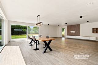 OPEN HUIS - 12.09.26 | 9U - 12U<br /><br />Op zoek naar een instapklare woning te koop in Poperinge? Deze moderne vrijstaande nieuwbouwwoning in de rustige woonwijk 't Appelgoedje combineert ruimte, comfort en een uitstekende ligging. Een ideale gezinswoning waar je meteen kan genieten van hedendaags wooncomfort.<br /><br />Met een bewoonbare oppervlakte van 207 m² biedt deze ruime woning alle plaats die een gezin nodig heeft. De lichtrijke leefruimtes sluiten naadloos aan op de moderne uitstraling van de woning en creëren een aangename woonsfeer. Dankzij de vijf volwaardige slaapkamers is er ruimte voor elk gezinslid, een thuiskantoor of hobbyruimte. De verzorgde tuin vormt de perfecte plek om te ontspannen, terwijl de carport en ruime oprit zorgen voor voldoende parkeergelegenheid. Bovendien geniet je in Poperinge van een rustige woonomgeving met een centrale ligging, vlakbij winkels, scholen en belangrijke invalswegen.<br /><br />De indeling gaat als volgt:<br /><br />GELIJKVLOERS<br /><br />inkom - toilet - keuken - leefruimte - berging<br /><br />EERSTE VERDIEPING<br /><br />nachthal - toilet - badkamer - 5 slaapkamers<br /><br />Benieuwd naar deze ruime woning te koop in Poperinge? Vraag vandaag nog je bezoek aan via Immo Francois. Onze vastgoedexperten begeleiden je graag bij jouw zoektocht in Poperinge, Heuvelland, Vleteren en Mesen.<br /><br />Denk je eraan om je woning in Poperinge te verkopen? Neem vrijblijvend contact op met Aline van Immo Francois in Poperinge voor een gratis schatting via aline@immofrancois.be.<br /><br />