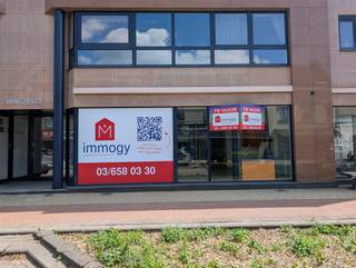 'Espace commercial dans un emplacement commercial exceptionnel dans le centre de s-Gravenwezel * Rez-de-chaussée (83 m²) : espace ouvert avec accès...