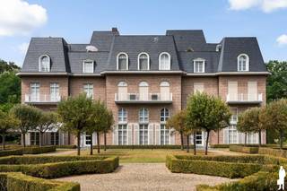 <p><strong>Exclusieve duplex-penthouse van ca. 213 m² in kasteel Blauwhof met 2 terrassen, lift en garagebox</strong></p>
<p>Deze uitzonderlijke penthouse bevindt zich in het iconische kasteel op het domein Blauwhof en biedt een luxueuze woonbeleving op 2 verdiepingen. Het appartement is uitstekend onderhouden, afgewerkt met hoogwaardige materialen en beschikt over een lift die beide niveaus bedient.</p>
<p><strong>Indeling eerste niveau:<br /></strong>- Inkomhal op gietvloer met gastentoilet (handenwasser) en vestiaire.<br />- <strong>Ruime eetkamer </strong>op eiken parket met maatkasten en bureauhoek, toegang tot het overdekte tweede terras.<br />- <strong>Tijdloze Italiaanse designkeuken</strong>, volledig uitgerust en voorzien van een ontbijthoek en berging/wasplaats.<br />- Masterbedroom met <strong>ingemaakte kasten en ensuite badkamer </strong>(ligbad, douche, dubbele lavabo, toilet).<br />- <strong>Tweede ruime slaapkamer </strong>met eigen badkamer (douche, lavabo, toilet).</p>
<p><strong>Indeling tweede niveau:<br /></strong>- Leefruimte met <strong>prachtig hoog plafond, eiken parket, open haard en home-cinemasysteem</strong> (speakers & beamer).<br />- Gezellige<strong> barhoek</strong> met kraanwerk en koelkast.<br />- Toegang via 3 kamerhoge deuren tot het <strong>grote terras </strong>met uniek zicht op het park en de vijver.</p>
<p><strong>Extra’s en comfort:<br /></strong>- <strong>Automatische sunscreens</strong><br />- <strong>Airconditioning</strong><br />- <strong>Lift naar beide woonlagen</strong><br />- Hoogwaardige materialen en uitstekende staat van onderhoud<br />- <strong>1 ondergrondse garagebox</strong> verplicht aan te kopen € 25.000,- + ondergrondse staanplaats optioneel € 25.000 + vrij te gebruiken buitenstaanplaatsen<br />- Servicekosten ca. € 415/maand</p>
<p><strong>Ligging van het domein:</strong></p>
<p>Het <strong>exclusieve privédomein Blauwhof </strong>bevindt zich in een zeer groene, rustige omgeving nabij de Nederlandse grens en op vlotte afstand van de haven van Antwerpen. Winkels, scholen en belangrijke verbindingswegen bevinden zich op korte rijafstand.</p>