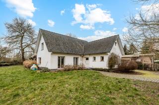 In het charmante en rustige Gijzegem bevindt zich deze karaktervolle open bebouwing uit 1971, gelegen op een mooi perceel van 1.094 m²...