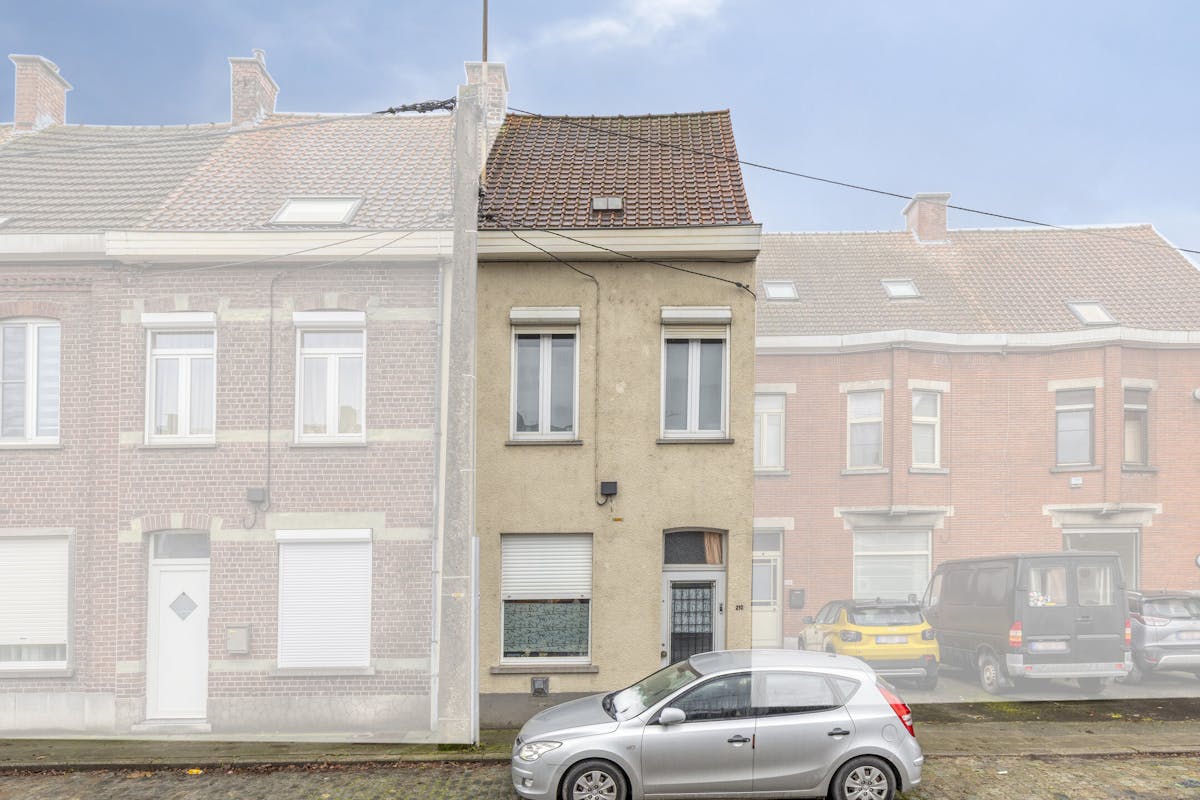 Charming house for sale near the center of Roeselare - photo 2