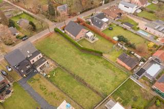 Beschrijving:Mooi perceel gelegen in een rustige omgeving te Grobbendonk.Kenmerken:Het betreffende perceel is gelegen binnen een verkaveling op een uitstekende locatie! LOT 1: linker perceel op de luchtfoto's, raadpleeg zeker het opmetingsplan bij documenten.Locatie: Dobbelhoefweg LOT 1, 2280 GrobbendonkOppervlakte: 624m²Specifieke bouwvoorschriften van LOT 1 kunnen opgevraagd worden bij ons kantoor.BIJZONDERHEDEN: Perceelscore A & Gebouwscore ONBEKENDOmgeving:Deze bouwgrond is gelegen dichtbij de toegang tot E313 (Grobbendonk).Heeft u interesse in deze grond?Aarzel dan niet om ons kantoor te contacteren.