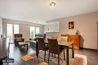 Het appartementsgebouw bevindt zich op wandelafstand van het centrum.<br />Haar strategische ligging resulteert dan ook in een mooie mobiscore van 8.1/10.<br /><br />Het appartement zelf is gelegen op het gelijkvloers. <br />Via de inkomhal met apart toilet komt u achteraan terecht in de woonkamer met de open ingerichte keuken met toestellen.<br />Aanpalend bevindt zich een bergruimte met o.a. aansluiting wasmachine &amp; droogkast.<br />De volledig omheinde aangelegde tuin met terras is naar het oosten gericht.<br />De ingerichte badkamer heeft een inloopdouche, dubbel lavabomeubel en sierradiator.<br />De twee slaapkamers zijn aan de straatkant gelegen.<br /><br />De ondergrondse autostaanplaats en de berging zijn mee in de prijs begrepen.<br />Er wordt verwarmd op gas, de elektriciteit is conform en er zijn overal rolluiken. <br /><br />De maandelijkse provisie bedraagt € 101 voor o.a. het onderhoud !inclusief het poetsen van de gang! en de elektriciteit van de gemeenschappelijke delen, de blokpolis en de syndicus.<br />Het verbruik van de nutsvoorzieningen is individueel.<br /><br />Neemt u gerust per mail contact op met ons kantoor om een plaatsbezoek in te plannen!