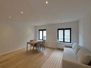 So Estates vous fait découvrir à Ixelles, Rue Keyenveld 30, ce charmant duplex de 80 m² (selon PEB), situé au 3ème étage d'un immeuble sans ascenseur. Son agencement optimisé et ses beaux volumes en font un lieu de vie à la fois agréable et fonctionnel. Le premier niveau se compose d'un lumineux salon de 20 m² ainsi que d'une cuisine ouverte entièrement équipée. À l'étage, une toilette séparée ainsi que deux chambres, l'une de 14 m² et l'autre de 8 m², avec une salle de douche avec WC attenante à la chambre principale. L'appartement bénéficie d'un très bon PEB : C-. Les charges mensuelles s'élèvent à 200 € (provision comprenant le chauffage individuel, les charges communes, l'eau privative, l'internet et l'électricité). Location pour 1 an avec prolongation possible. Possibilité de louer une emplacement de voiture dans la rue.