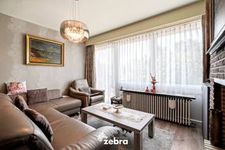 Dit verzorgde appartement op de eerste verdieping bevindt zich in het bruisende centrum van Tielt en biedt alle comfort voor wie centraal wil wonen.<br /><br />Bij het binnenkomen komt u in de inkomhal met gastentoilet. Van hieruit bereikt u de lichtrijke leefruimte, de recent vernieuwde en volledig ingerichte keuken, een praktische berging, twee volwaardige slaapkamers en een badkamer met douche.<br /><br />Het appartement werd recent opgefrist. Daarnaast werd ook de cv-ketel vernieuwd, wat zorgt voor een energiezuinige en betrouwbare verwarming.<br /><br />Een extra troef is de privatieve kelder, ideaal als bijkomende bergruimte. Bovendien is er een privatieve garagebox beschikbaar, aan te kopen voor € 25.000.<br /><br />Dankzij de praktische indeling, de kwalitatieve afwerking en de uitstekende ligging is dit appartement volledig instapklaar.<br /><br /><strong>Ook wild geworden van deze thuis?<br />Twijfel dan niet langer en leg vandaag nog uw bezoek vast!</strong>