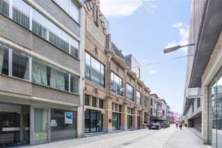 Deze erkende assistentiewoning is gelegen in het centrum van Kortrijk op amper 350 meter van de Grote Markt en op 1 minuut wandelen van het Shoppingcenter K. 
Dankzij de onmiddellijke nabijheid van het bus- en treinstation en de belangrijkste invalswegen, is de bereikbaarheid voor u en uw bezoek optimaal. Bij het binnenkomen van de assistentiewoning is de keuze voor kwaliteit onmiddellijk merkbaar en de hoge plafonds geven een gevoel van ruimte.

Bij binnenkomst treft u een inkomhal met ingemaakte vestiaire. De lichtrijke leefruimte sluit naadloos aan op de volledig geïnstalleerde open keuken, uitgerust met een inductiekookplaat, microgolfoven, koelkast met vriesvak, dampkap, Franke-spoelbak en vaatwasser. Dankzij de talrijke keukenkasten is er meer dan voldoende opbergruimte.
Het appartement beschikt over één volwaardige slaapkamer van 13,7 m² met rechtstreekse toegang tot de badkamer. Deze is ingericht met een hangtoilet, douche, lavabo met spiegel en een stijlvolle sierradiator. Tot slot is er een aparte opbergkast voorzien met aansluiting voor wasmachine en droogkast.
Genieten kan op het gezellig inpandig terras. Geen opstapje en zalige verbinding met de levendige buurt.
Surplus is er nog een afgesloten fietsenstaanplaats. 

Professionele uitbating door woonzorgnetwerk Sint-Vincentius.
Huurprijs €716 exclusief basisdiensten (€18,84/dag)
Vraag vandaag nog uw bezoek aan bij vastgoedmakelaar Saar Vral via 0456/96 16 02 of saar@altro-vastgoed.be