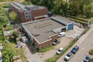 Bedrijfsgebouw te koopbestaande uit een magazijnruimte gecombineerd met kantoor en verhard buitenterrein. De site bevindt zich op een boogscheut van de ring (300m!)en geniet van een snelle verbinding richting de uitsvalwegen van Brussel.<br /><br />Het gebouw beschikt over een magazijnoppervlakte van +/- 505 m² met +/- 145 m² kantoorruimte. De loods is uitgerust met 2 grote sectionale poorten, een polybetonvloer en lichtstraat. Verwarming op gas.<br />De kantoren zijn voorzien van een onthaal, aparte eetruimte met ingerichte keuken en enkele aparte burelen die ook naar een open space kunnen worden omgevormd.<br />Een extra grote troef is het volledig omheinde perceel van +/- 1.900 m² dat bovendien ook volledig verhard is en waarbij ook rond het gebouw kan gereden worden.<br />Unieke opportuniteit op een boogscheut van Brussel!