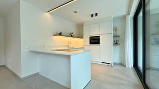 Te huur: luxueus appartement op toplocatie in Maasmechelen<br /> <br />Adres: Joseph Smeetslaan 246/2, 3630 Maasmechelen<br /> <br />Dit instapklare appartement is gunstig gelegen in een prachtige groene omgeving met een goede bereikbaarheid naar scholen, winkels, de Rijksweg en de E314.<br /> <br />Indeling:<br /> <br />Bij het betreden van het appartement komt u binnen in de inkomhal, die via een stijlvolle pivoterende deur toegang geeft tot de open lichtrijke leefruimte. <br /> <br />De leefruimte vormt één mooi geheel met de moderne, volledig uitgeruste keuken. Dankzij het grote schuifraam geniet u van een directe toegang tot de tuin met terras. Een ideale plek om in alle rust te ontspannen en te genieten van het buitenleven.<br /> <br />Verder beschikt het appartement over een praktische berging en twee ruime slaapkamers, beide voorzien van ingebouwde kasten. <br />De master bedroom beschikt bovendien over een eigen terras. <br />De moderne badkamer is uitgerust met een comfortabele inloopdouche en lavabo. Daarnaast is er een apart toilet aanwezig.<br /> <br />Het appartement is uitgerust met een alarmsysteem, videofoon en vloerverwarming op gas (EPC A). Dit zorgt voor een aangenaam wooncomfort.<br /> <br />Tot slot beschikt het appartement over een private staanplaats en een berging in de kelder (toegankelijk via de lift), waar u uw wagen en extra spullen veilig kunt opbergen.<br /> <br />Huurprijs: € 1.200/maand + € 90 gemeenschappelijke kosten/maand.<br /> <br />U mag ons altijd contacteren voor meer informatie of een bezichtiging.