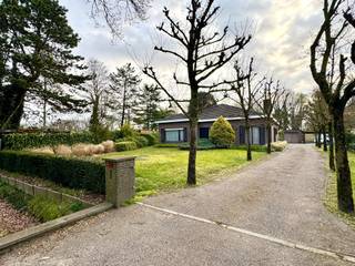 BENIEUWD? VRAAG EEN AFSPRAAK AAN VIA WWW. HILLEWAERE.BE EN KLIK OP DE RODE KNOP 'BEZOEK AANVRAGEN'.Stap binnen in deze karaktervolle, vrijstaande...