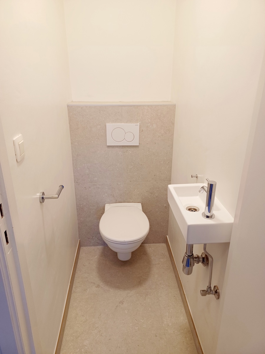 Vernieuwd appartement met 2 slaapkamers en garage - foto 5