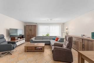 Aan het ziekenhuis van Blankenberge, in een rustige straat met veel parkeermogelijkheden voor de deur, bevindt zich dit bijzonder ruime gelijkvloerse appartement. Dankzij de gunstige ligging geniet u van alle voorzieningen binnen handbereik.
Via de inkomhal betreedt u de lichtrijke leefruimte, waar grote raampartijen zorgen voor een open en aangenaam ruimtegevoel. Vooraan beschikt het appartement bovendien over een voortuintje. Aansluitend vindt u de volledig uitgeruste keuken met naastgelegen berging, ideaal voor extra voorraad en praktische opslag.
De nachthal geeft toegang tot een apart gastentoilet, een badkamer met douche in ligbad en een veelzijdige extra ruimte die perfect dienst kan doen als bureau of dressing. Achteraan bevinden zich twee volwaardige slaapkamers die rechtstreeks uitkijken op en toegang geven tot de grote zonnige tuin.
Als extra troeven beschikt het appartement over een private kelderberging en een gemeenschappelijke fietsenberging. De combinatie van de royale bewoonbare oppervlakte, de zonnige tuin, de rustige ligging maakt dit appartement een unieke opportuniteit voor wie comfortabel en gelijkvloers wil wonen aan de kust.
👉 Plan nu je bezoek via jens@keyimmo.be of 0496 41 55 77 en ontdek deze kans in Blankenberge