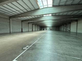 Deze <strong>magazijnruimte B1 van 1.800 m²</strong> beschikt over een <strong>vrije hoogte van 6 meter</strong> en is uitgerust met <strong>2 laadkades</strong> en 2 sectionale poorten. De ruimte is voorzien van energiezuinige LED-verlichting met bewegingssensoren en bevindt zich in een recent gerenoveerd gebouw; het dak werd drie jaar geleden volledig vernieuwd (dak isolatie en nieuwe lichtstraat met RWA koepels).<br /><br />De site biedt een ruime en verharde buitenzone met voldoende manoeuvreerruimte en parkeerplaatsen. Bovendien is het onderhoud van de parkeerplaatsen en straten, het groenonderhoud en nachtelijke en weekendbewaking inbegrepen in de huurprijs. <br /><br />De vlotte bereikbaarheid met de nabijheid van de<strong> R4 (2km)</strong>, met uitstekende verbindingen naar de belangrijke snelwegen <strong>E17 (5km).</strong> <br /><br />Beschikbaar vanaf 01/01/2026.<br />Heeft u interesse of wenst u graag meer details over dit aanbod? Aarzel dan niet om contact op te nemen met <strong>PANORAMA B2B</strong> voor bijkomende informatie, gedetailleerde plannen of om een vrijblijvend plaatsbezoek in te plannen. U kunt ons bereiken op het nummer <strong>09 219 90 20</strong>.