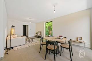 <p>Ontdek deze halfopen bebouwing op een rustige, uiterst centrale locatie in Harelbeke, vlak naast het stadspark en op wandelafstand van de Markt, het cultuurcentrum, een schooltje en diverse handelszaken. Een ideale plek voor wie graag centraal woont met alle voorzieningen dichtbij.<br /><br />Troeven: energiezuinig (dankzij de warmtepomp, zonnepanelen en vloerverwarming), instapklaar, centraal gelegen, kwalitatieve afwerkingen<br /><br />Indeling: inkomhal met gastentoilet, een ruime en lichtrijke leefruimte met open, kwalitatief afgewerkte keuken voorzien van alle apparaten, een praktische berging en toegang tot de aangelegde tuin met terras en een handig zijpoortje. Daarnaast is er een oprit en garage aanwezig. Op de eerste verdieping bevinden zich drie volwaardige slaapkamers, een apart toilet en een moderne badkamer.<br /><br />En nog meer goed nieuw: door de lage E-peil 0 betaal je de eerste 5 jaar geen onroerende voorheffing, aankoop aan 6% btw (i.p.v. 21%) is hier mogelijk en de eerste koper van de drie woningen krijgt een korting van €25.000. <br /><br />Interesse? Plan je bezoek via feline@immobeguin.be</p>