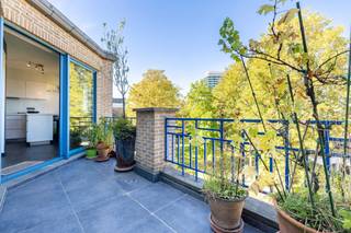 In de zeer gewilde wijk Louise, in de Paul Spaakstraat, in een elegant luxewooncomplex met een eigen, bosrijk park, presenteren wij u dit opmerkelijke duplexappartement van ±240 m² op de 5e en 6e verdieping.<br />Een gezinsappartement dat bijzonder zeldzaam is op de markt en dat ruimte, lichtinval, terrassen, uitzicht, bouwkwaliteit en een bevoorrechte ligging op een steenworp afstand van de Louizalaan combineert.<br /><br /><span>Op de 5e verdieping:</span><br /><br />Entreehal met marmeren vloer, gepantserde deur, garderobe en gastentoilet<br />Ruime woonkamer met houten vloer van ± 52 m², met toegang tot een terras van ± 10 m²<br />Volledig uitgeruste keuken van ± 18 m² met eethoek, toegang tot het terras en stookruimte<br />Comfortabel kantoor van ± 26 m² (momenteel in gebruik als eetkamer)<br />Hoofdslaapkamer van ± 20 m² met toegang tot een eigen badkamer (bad, douche en dubbele wastafels) <br /><br /><span>Op de 6e verdieping:</span><br />
<ul>
<li>Slaapgedeelte</li>
<li>Slaapkamer van ± 19 m² met toegang tot een terras van ± 21 m² en een eigen doucheruimte (douche, wastafel, toilet en wasruimte)</li>
<li>Slaapkamers 3 en 4 zijn momenteel samengevoegd tot één grote slaapkamer van ± 28 m² met toegang tot het terras</li>
<li>Badkamer (bad, douche en dubbele wastafels)</li>
<li>Toilet</li>
<li>Opslagruimte op zolder van ± 15 m²</li>
</ul>
<span>Op de 1e kelderverdieping</span>: parkeerplaatsen 9 en 10<br /><br /><span>Op de 2e kelderverdieping</span>: kelder nr. 1