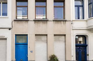 <p>Te renoveren woning met tuin in een gegeerde en aangename buurt. Deze woning biedt een uitstekende opportuniteit voor wie graag zelf de handen uit de mouwen steekt en een woning volledig naar eigen smaak wil omvormen. Hier krijg je de kans om een echte thuis te creëren, volledig afgestemd op jouw wensen en noden.</p>
<p>Op het gelijkvloers is er ruimte voorzien voor een leefruimte en keuken, met aansluitend een gezellige tuin van ongeveer 35 m². Deze buitenruimte biedt tal van mogelijkheden: van een zonnig terras tot een groene stadstuin waar je in alle rust kan genieten.</p>
<p>De woning beschikt over een bijzonder ruim potentieel en kan ingedeeld worden tot maar liefst zes slaapkamers. Hierdoor is ze uitermate geschikt voor een groot gezin, co-housing, een combinatie van wonen en werken of als investeringsproject met aantrekkelijk rendement.</p>
<p>De ligging is een extra troef. De woning bevindt zich in een rustige en aangename buurt met een fijne woonomgeving en kwaliteitsvolle buren. Bovendien zijn alle voorzieningen binnen handbereik, zoals het Harmoniepark, fitnessfaciliteiten, winkels, scholen en openbaar vervoer.</p>
<p>Volgens de huidige situatie is de woning ingedeeld in drie wooneenheden en dit gebruik is volgens de beschikbare gegevens van de Stad Antwerpen vergund. Er bestaat de mogelijkheid om, mits het bekomen van de nodige vergunningen, het pand om te vormen tot een eengezinswoning. Daarnaast is er een herstelvordering van toepassing waarbij woningkwaliteitsgebreken dienen te worden aangepakt.</p>
<p>Kortom, een eigendom met veel potentieel op een uitstekende locatie, ideaal voor wie op zoek is naar een project met toekomstmogelijkheden.</p>
<p>Interesse? Neem gerust contact op voor meer informatie of om een bezoek in te plannen.</p>