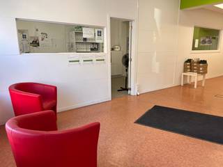 Op zoek naar een commerciële ruimte met een strategische ligging in Ieper? Dit ruime handelspand van circa 170 m² biedt tal van mogelijkheden voor ondernemers die hun zaak op een goed bereikbare locatie willen vestigen.<br /><br />Gelegen langs de drukke Haiglaan in Ieper geniet het pand van een uitstekende visibiliteit en een vlotte bereikbaarheid. De ruime oppervlakte laat toe om de inrichting volledig af te stemmen op de activiteit en noden van jouw onderneming. Naast de handelsruimte is er een aparte bureauruimte, zijn er vier bergingen en beschikt het pand over twee afzonderlijke toiletten. De bergingen kunnen bovendien, indien gewenst, worden ingericht als doucheruimtes.<br /><br />Dankzij de flexibele indeling is dit handelspand geschikt voor uiteenlopende commerciële of professionele activiteiten. Parkeren kan in de straat.<br /><br />Beschikbaar vanaf november/december. <br /><br />Interesse om dit handelspand in Ieper te ontdekken? Neem contact op met Amber van Immo Francois en vraag vandaag nog een bezoek aan. Actief in Ieper, Zonnebeke en Langemark-Poelkapelle helpen zij je graag verder.<br /><br />Denk je eraan om je eigendom in Ieper te verkopen? Neem vrijblijvend contact op met Immo Francois Ieper voor een gratis schatting via ieper@immofrancois.be.<br /><br />
