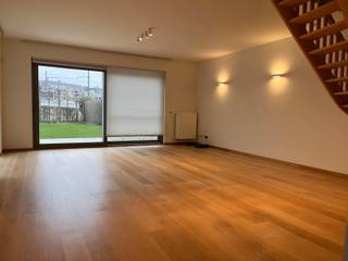 Op zoek naar een moderne gezinswoning met voldoende ruimte én een rustige ligging? Deze recente halfopen bebouwing is gelegen in een rustige straat in Herent. De ligging is praktisch: het centrum van Leuven, het station, de autosnelweg en de fietsautostrade zijn vlot bereikbaar. Ook Brussel is gemakkelijk bereikbaar.<br /><br />Op het gelijkvloers vinden we een inkomhal met apart toilet, vestiairekast en een berging met aansluiting voor de wasmachine. De leefruimte heeft een parketvloer en sluit aan op de halfopen, modern uitgeruste keuken.Op de verdiepingen zijn er vier slaapkamers, waarvan één met dressing en een eigen badkamer met douche, ligbad, dubbele lavabo en toilet. Daarnaast zijn er nog twee douchekamers, elk met een toilet, en een extra ruimte die kan ingericht worden als bureau of hobbyruimte.<br /><br />Achteraan geniet de woning van een gezellige tuin met zonneterras en tuinhuis. Langs de woning is plaats voor twee auto's achter elkaar, waarvan één onder de carport.<br />De woning beschikt verder over zonnepanelen en een waterverzachter. Ook de lichtarmaturen en gordijnen zijn reeds aanwezig.<br /><br />**Huurprijs: € 1.800/maand**