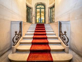 Dit uitzonderlijke herenhuis in Beaux-Arts stijl, gebouwd door architect Sauvage in 1916 voor de familie Vaxelaire en omgebouwd tot kantoren in...