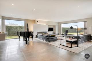 Meer info via homixx.be of via 016 199 344Ontdek deze stijlvolle moderne villa in Schriek, waar luxe, comfort en een prachtig uitzicht samenkomen. De...