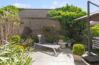 <p>Op zoek naar een recente, energiezuinige woning op een rustige én vlot bereikbare ligging? Deze verzorgde woning van 2012 in de Zeepziederijstraat combineert comfort, licht en functionaliteit, en is beschikbaar onder registratierechten.</p><p>De lichtrijke leefruimte van ca. 47 m² met open, luxueus uitgeruste keuken vormt het hart van de woning. Dankzij het openwerken van de achtergevel ontstaat een directe verbinding met het terras en de stadstuin, waar u door de gunstige oriëntatie de hele dag van de zon geniet. Zonwerende beglazing zorgt voor extra comfort. Aansluitend bevinden zich de inkomhal met gastentoilet, vestiaire en trap.</p><p>Op de verdieping zijn er drie volwaardige slaapkamers (ca. 16 m², 12 m² en 11 m²), een badkamer met inloopdouche en toilet en een polyvalente ruimte met extra opbergmogelijkheden.</p><p>Ondergronds beschikt u over een privatieve garage (ca. 12 m²) met aansluitend een koele berging en wasplaats (ca. 5 m²).</p><p>De woning is energiezuinig uitgerust met een warmtepomp en ventilatiesysteem D met warmterecuperatie (EPC B – 129 kWh/m²/jaar ).</p><p>Gelegen op een rustig doodlopend pleintje nabij het Lappersfortbos, met vlotte verbinding naar Brugge, station en autosnelwegen.</p><p>De woning zal vrij zijn vanaf 1/02/2027.</p><p>Interesse?</p>