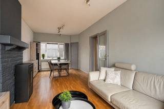 Op een hoekperceel van 83 m² bevindt zich deze goed onderhouden woning met een bewoonbare oppervlakte van ca. 119 m².<br />De ligging is zeer centraal met winkels en openbaar vervoer op wandelafstand. Er is ook een vlotte bereikbaarheid naar het centrum van Antwerpen, Wilrijk en Hoboken.<br />Dankzij diverse renovaties doorheen de jaren betreft dit een instapklare en comfortabele woning.<br />In 2009 werd het platte dak vernieuwd, in 2023 een nieuwe condensatieketel geplaatst en werd in 2024 zowel de keuken als de badkamer volledig gerenoveerd.<br /><br /><u>Indeling:</u><br />Binnenkomen doen we in de inkomhal die toegang geeft tot de lichtrijke leefruimte waar een pelletkachel zorgt voor extra gezelligheid. Aansluitend bevindt zich de geïnstalleerde keuken. Op het gelijkvloers werd er voorzien in de badkamer met dubbele lavabo, toilet en een ruime inloopdouche. Verder is er achteraan een kleine koer aanwezig zodat er kan genoten worden van de buitenlucht.<br /><br />Op de verdieping leidt de nachthal naar drie slaapkamers. Daarnaast bevindt zich hier ook een praktische wasberging.<br /><br />Tot slot beschikt de woning over een ruime kelder van ongeveer 62 m², die tal van mogelijkheden biedt en ideaal is als opslagruimte.<br /><br /><u>Troeven van de woning:</u><br />- Hoekwoning met veel lichtinval<br />- Bewoonbare oppervlakte van ca. 119 m²<br />- 3 slaapkamers<br />- Recente keuken en badkamer (2024)<br />- Nieuwe condensatieketel (2023)<br />- Vernieuwd plat dak (2009)<br />- Ruime kelder (± 62 m²)<br />- Gunstig EPC<br />- Asbestveilig<br /><br /><br />Een ideale woning voor wie op zoek is naar een verzorgde woning met praktische indeling en centrale ligging.<br /><br />📄 Gedetailleerde plannen en alle nodige attesten vindt u op de website van Wellimmo onder de rubriek “Documenten”.<br />📞 03 225 00 68<br />📧 gerd@wellimmo.net<br />🌐 www.wellimmo.net
