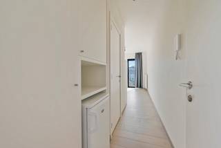 <p>Op zoek naar een slimme investering? Deze instapklare studentenkamer in de populaire Doornstraat in Wilrijk combineert comfort, locatie en rendement.</p>

<p>Gelegen op wandelafstand van de Universiteit Antwerpen (Campus Drie Eiken) en diverse ziekenhuizen, is dit een gegeerde plek bij studenten en jonge professionals.</p>

<p>De kamer bevindt zich op de tweede verdieping en beschikt over een private inkomhal met ingemaakte kasten, een moderne badkamer met inloopdouche en een lichtrijke slaapkamer met eigen terras – ideaal voor rustig studeren of ontspannen.</p>

<p>Op het gelijkvloers vind je een goed uitgeruste, gemeenschappelijke keuken, een aangename tuin én een afgesloten fietsenstalling.</p>

<p>Een zorgeloze investering met een sterke huurmarkt en uitstekende ligging. Klaar om te kopen – of te verhuren!</p>