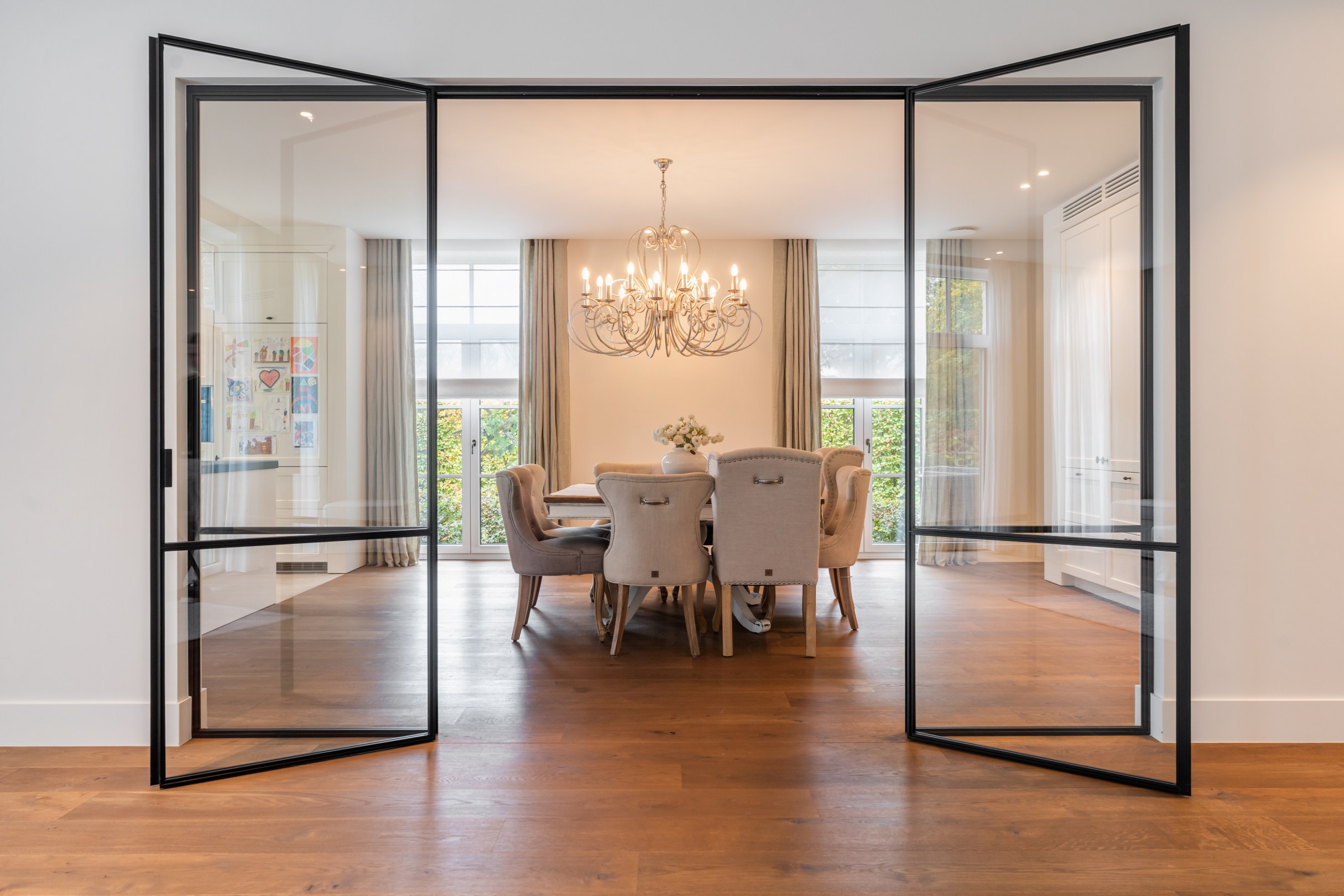 Exclusieve villa van +-397m² op een prachtig aangelegd en afgesloten terrein van 2058m² te Genk. - foto 4