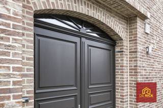 <p>Dit veelzijdige handelshuis met atelier en ruim magazijn is gelegen in het gezellige Meldert en biedt een uitzonderlijke combinatie van wonen en werken. Ideaal voor zelfstandigen of ondernemers die op zoek zijn naar ruimte, functionaliteit en comfort op één locatie.</p><p>Het pand is gelegen op een perceel van maar liefst 1.400 m² en beschikt over een totale bruikbare oppervlakte van ca. 436,5 m².<br />Extra troef van deze woning is dat er 34 zonnepanelen aanwezig zijn.</p><p>Gelijkvloers<br />Aan de straatzijde bevindt zich een polyvalente ruimte. Via de poort is er een vlotte toegang voor leveringen en materialen. De achterliggende binnenkoer geeft uit op een uitgestrekt magazijn.</p><p>Het woongedeelte op het gelijkvloers omvat een ruime inkomhal, een charmante en lichtrijke leefruimte, een volledig ingerichte keuken met ontbijthoek, een eerste badkamer met inloopdouche en lavabo, een apart toilet, een inpandige garage en een praktische kelder.</p><p>Eerste verdieping<br />Op de eerste verdieping bevinden zich vier volwaardige slaapkamers, een ruime nachthal met vaste trap naar de zolderverdieping en een tweede badkamer met ligbad, lavabo en toilet.</p><p>Zolderverdieping<br />De zolder biedt nog extra potentieel en kan ingericht worden als bijkomende slaapkamer, hobbyruimte of extra bergruimte.</p><p>Na ontvangst van de biedingen zal de verkoper beslissen of hij/zij de eigendom verkoopt aan het beste bod. De prijs is aldus niet bindend voor de verkoper.<br />Meer info op 053/70.23.67 of info@derick.be</p>
