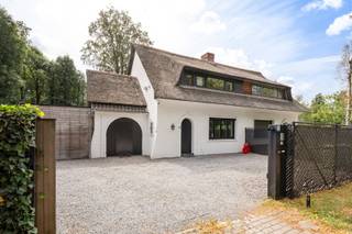 <p><span>Instapklare halfopen villa met rieten dak, verwarmd zwembad en eigen wellness</span></p><p><span>Deze woning ligt in Brasschaat, met vlotte invalswegen naar Wuustwezel, Kalmthout en snel op de oprit richting Antwerpen of Breda. Een groene, rustige omgeving die toch alle grote assen binnen handbereik houdt ideaal voor wie graag centraal woont.</span></p><ul><li><span>Charmante halfopen woning met karakteristiek rieten dak, instapklaar</span></li><li><span>Verwarmd zwembad met solar systeem en aansluitende wellnessruimte (onvergund)</span></li><li><span>Volledig omheind perceel met automatische toegangspoort en parking voor 3 à 4 wagens</span></li><li><span>Tuin met hoogwaardig kunstgras: het hele jaar door groen en onderhoudsvriendelijk</span></li><li><span>EPC-label B</span></li><li><span>Elektriciteit conform</span></li></ul><p><span>Achter de automatische toegangspoort vind je meteen ruimte om te parkeren: 3 tot 4 wagens kunnen hier moeiteloos terecht, binnen een volledig omheind perceel.</span></p><p><span>De woning is zo ontworpen dat je via twee ingangen kan binnenkomen. Eén ingang geeft toegang tot het centrale gedeelte van de woning, de andere leidt naar een apart gedeelte met een slaapkamer en badkamer. Beide zijn met elkaar verbonden, zodat de circulatie in de woning vlot blijft, handig voor wie deze ruimte als aparte studio wil gebruiken.</span></p><p><span>Op het gelijkvloers vind je een gezellige leefruimte en eetkamer, met een aparte keuken. Aan de tuinzijde sluit een ruime veranda aan, die binnen en buiten moeiteloos met elkaar verbindt.</span></p><p><span>En dan de tuin: die is zo georiënteerd dat er altijd wel een plek in de zon is. Met het verwarmde zwembad voorzien van een solar systeem en de aansluitende wellnessruimte krijgt de tuin echt een vakantiegevoel. Het gras is kunstgras, dus 365 dagen per jaar groen en nauwelijks onderhoud.</span></p><p><span>Boven vind je nog 3 ruime slaapkamers en een badkamer.</span></p><p><span>Benieuwd naar deze woning? Contacteer je makelaar Christophe voor meer informatie of een bezoek op 036466655 of christophe@sinjoor.be.</span></p>
