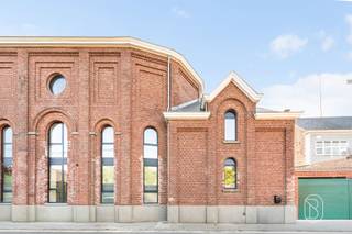 Uniek wonen in een voormalige kapel in het centrum van Celles. Dit volledig nieuw appartement bevindt zich op de eerste en bovenste verdieping van een karaktervol gebouw en biedt een woonbeleving die u nergens anders vindt. De indrukwekkende kapelarchitectuur werd prachtig geïntegreerd in het interieur, met behoud van authentieke elementen en een bijzonder zicht op het gewelfde plafond. De open mezzanine maakt deze woonruimte extra uniek en sfeervol.Het appartement beschikt over een apart toilet, een ruime leefruimte met open, volledig uitgeruste keuken, twee slaapkamers, een doucheruimte,. Vanuit de living leidt een open trap naar de mezzanine, die naar wens kan worden ingericht als bureau, leesruimte, speelruimte of extra zithoek.Het appartement werd volledig nieuw ingericht met kwalitatieve materialen en dient enkel nog op enkele punten na, te worden afgewerkt.Extra troeven zijn de vloerverwarming op gas, een gunstig PEB B, een private inkom. Geen gemeenschappelijke lasten.Gelegen in het centrum van Celles, is er een vlotte verbinding richting Avelgem, Ronse, Doornik en de omliggende gemeenten.Een uitzonderlijk appartement voor wie houdt van ruimte, karakter en architectuur met een verhaal.Dit zoekertje omvat enkele AI-gegenereerde visualisaties.Meer info of plan je bezoek: wim@immobeguin.beTe koop via Immo Beguin, uw vastgoedexpert sinds 2009, met kantoren in Ronse, Deinze, Waregem, Kortrijk, Nieuwpoort, Doornik en Lessen en Moeskroen.