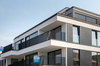 KORTEMARK: Appartement 1.01 met 3 slaapkamers en 2 terrassen gelegen op de eerste verdieping van Nieuwbouwresidentie Mila en Nora<br /><br />Deze kleinschalige nieuwbouwresidentie is centraal gelegen nabij het station en op wandelafstand van de Markt in Kortemark. Met de E403 op 8,5 km geniet het project een uitstekende bereikbaarheid. In de onmiddellijke buurt vindt u er onder andere scholen, sporthal, natuur- en recreatiedomein Krekemeersen, warenhuizen, bakkerij, slagerij, apotheek, bank ... <br /><br />“Residentie Mila en Nora” bestaat uit 2 inkomhallen en 4 verdiepingen. De gelijkvloerse verdieping bevat 6 dubbele garageboxen, 5 enkele garageboxen en 5 autostaanplaatsen. In de eerste en tweede verdieping vinden we per verdieping 5 villa-appartementen. De dakverdieping bestaat uit 1 luxe-penthouse. <br /><br />Dit appartement wordt afgewerkt met de nodige precisie. De grote raampartijen, de aangename bewoonbare oppervlakte van 123,3m² en de twee ruime zitterrassen (10,11m² en 9,35m²) zorgen voor een zalig luchtig gevoel. De open keuken en de badkamer worden uitgerust met alle hedendaags comfort. <br /><br />Appartement 1.01 is gelegen op de eerste verdieping en is als volgt ingedeeld: <br />- Inkomhal met gastentoilet en berging <br />- Ruime leefruimte voorzien van grote raampartijen<br />- Kwalitatieve open keuken voorzien van alle hedendaags comfort<br />- Nachthal met individueel toilet<br />- 3 aangename slaapkamers<br />- Stijlvolle badkamer<br /><br />Mogelijkheid tot aankopen van een enkele/dubbele garagebox en/of een autostandplaats in het gebouw. <br /><br />TECHNISCH : <br />- Centrale verwarming op aardgas met condenserende wandketel<br />- Hoog-rendementsbeglazing met isolerende PVC-beraming<br />- Thermische isolatie conform EPB-regelgeving<br />- Ventilatiesysteem conform EPB-regelgeving<br />- Brandwerende en inbraakveilige Inkomdeur <br />- Conforme elektriciteit <br /><br />Bel Nik (T. 0472 38 97 46) vrijblijvend op voor meer informatie. Wij begeleiden u graag met de glimlach op zoek naar uw droomwoning & commercieel pand.