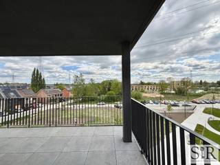 <p>Prachtig nieuwbouwappartement op toplocatie in Lier<br />Dit toffe nieuwbouw appartement is gelegen op een boogscheut van het centrum van Lier in een rustige, nieuwe wijk. <br />Dankzij de ligging heb je horeca en winkels binnen handbereik en bovendien een uitstekende verbinding tot verbindingswegen en snelwegen. <br /><br />Indeling: <br />Op de derde verdieping van het gebouw kom je binnen in dit gezellige en lichtrijke appartement. De ruime woonkamer is voorzien van heel grote raampartijen met een prachtig uitzicht op het terras en de site met aangeplante bomen. In de woonkamer is tevens een open keuken met kookeiland, voorzien van alle modern comfort en luxueuze opties (zoals inductievuur met geïntegreerd afzuigsysteem). In de woonkamer kan je zomer en winter genieten van de ideale temperatuur dankzij de geïnstalleerde airco. <br />Het grote overdekte terras biedt verscheidene inrichtmogelijkheden en zorgt ervoor dat het terras functioneel is doorheen het hele jaar.<br />Verder hebben we nog een badkamer met inloopdouche, apart toilet, 2 slaapkamers en een berging met technische voorzieningen voor wasmachine en droogkast. <br /><br />Concreet:<br />Dankzij de recente en duurzame technologieën op vlak van verwarming is de woning zeer energiezuinig. <br />De ideale ligging laat je optimaal genieten van alles wat Lier en omstreken te bieden heeft. <br />EPB (EPC voor nieuwbouwwoningen) is in opmaak en wordt zo snel mogelijk overhandigd. <br />Er is een staanplaats verplicht bij te huren in de ondergrondse parking van zodra deze is opgeleverd aan € 100,- per maand.<br />De provisie voor de gemeenschappelijke kosten bedraagt een provisie van onderhoud van de gemeenschappelijke delen, een brandverzekering met afstand van verhaal (als huurder dien je enkel de eigen aansprakelijkheid en de inboedel nog te verzekeren) en onderhoud van het ventilatiesysteem. <br />Aarzel niet en vraag vandaag je afspraak aan via info@immosir.be</p>