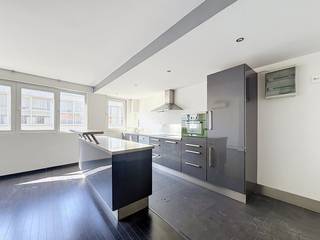 L'appartement est situé dans la Lange Noordstraat, près du centre. Situé dans un petit immeuble d'appartements.Disposition de l'appartement au troisième étage sans ascenseur :- salon lumineux, qui se connecte parfaitement à la cuisine équipée avec four micro-ondes, réfrigérateur, congélateur, lave-vaisselle, cuisinière, hotte et évier.- chambre complète d'environ 10 m²- la salle de bain dispose d'une baignoire et d'une douche combinées, de toilettes et offre un raccordement pratique pour un lave-linge et un sèche-linge.Détails :- certificat de performance énergétique C- faibles coûts fixes de dix euros par mois- endroit calme avec une excellente accessibilité- disponible immédiatement- l'appartement dispose de 2 unités de climatisationÊtes-vous intéressé par la location de cette propriété à Anvers ? N'hésitez pas à nous contacter.